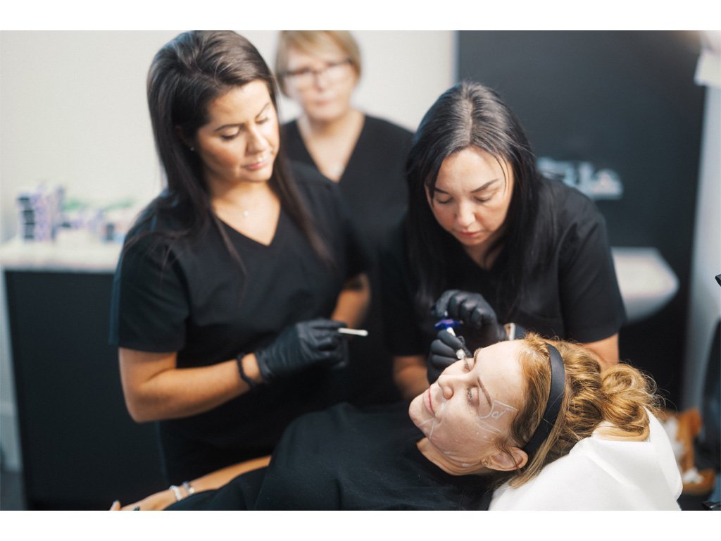 Dr Lauren teaching where to inject dermal fillers to a group of students at the Aesthetic Training Academy.