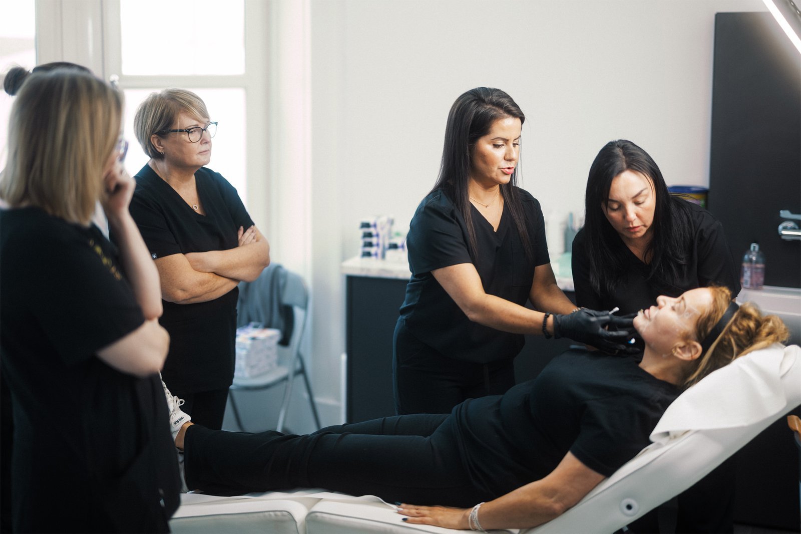 Dr Lauren explaining key injection points for dermal fillers to her students at the ATA.