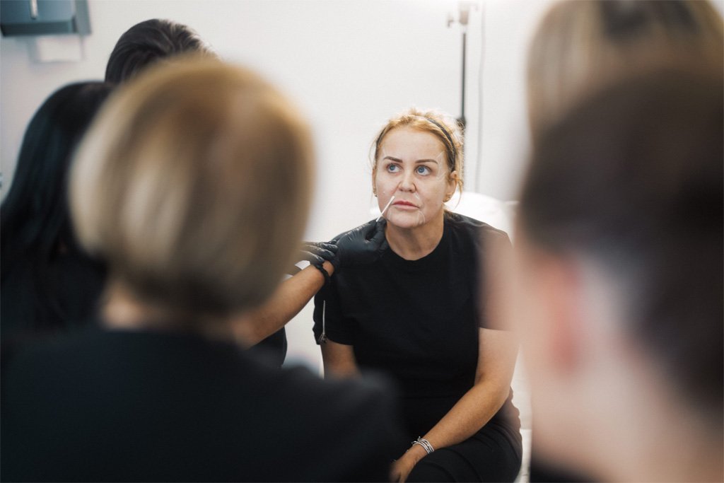 Dr Lauren teaching her students about facial anatomy.