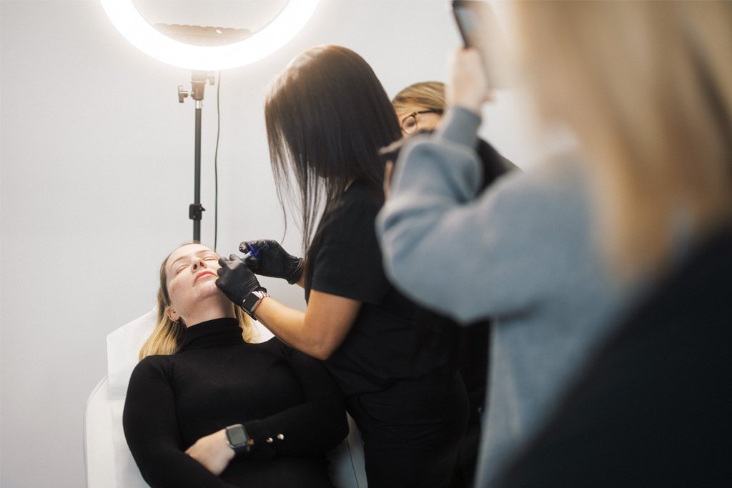 Dr Lauren giving on-hands dermal filler training to her students at the ATA.