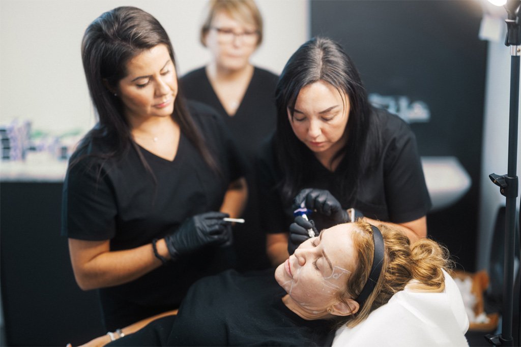 Dr Lauren guiding her students at the ATA how to correctly place dermal fillers.