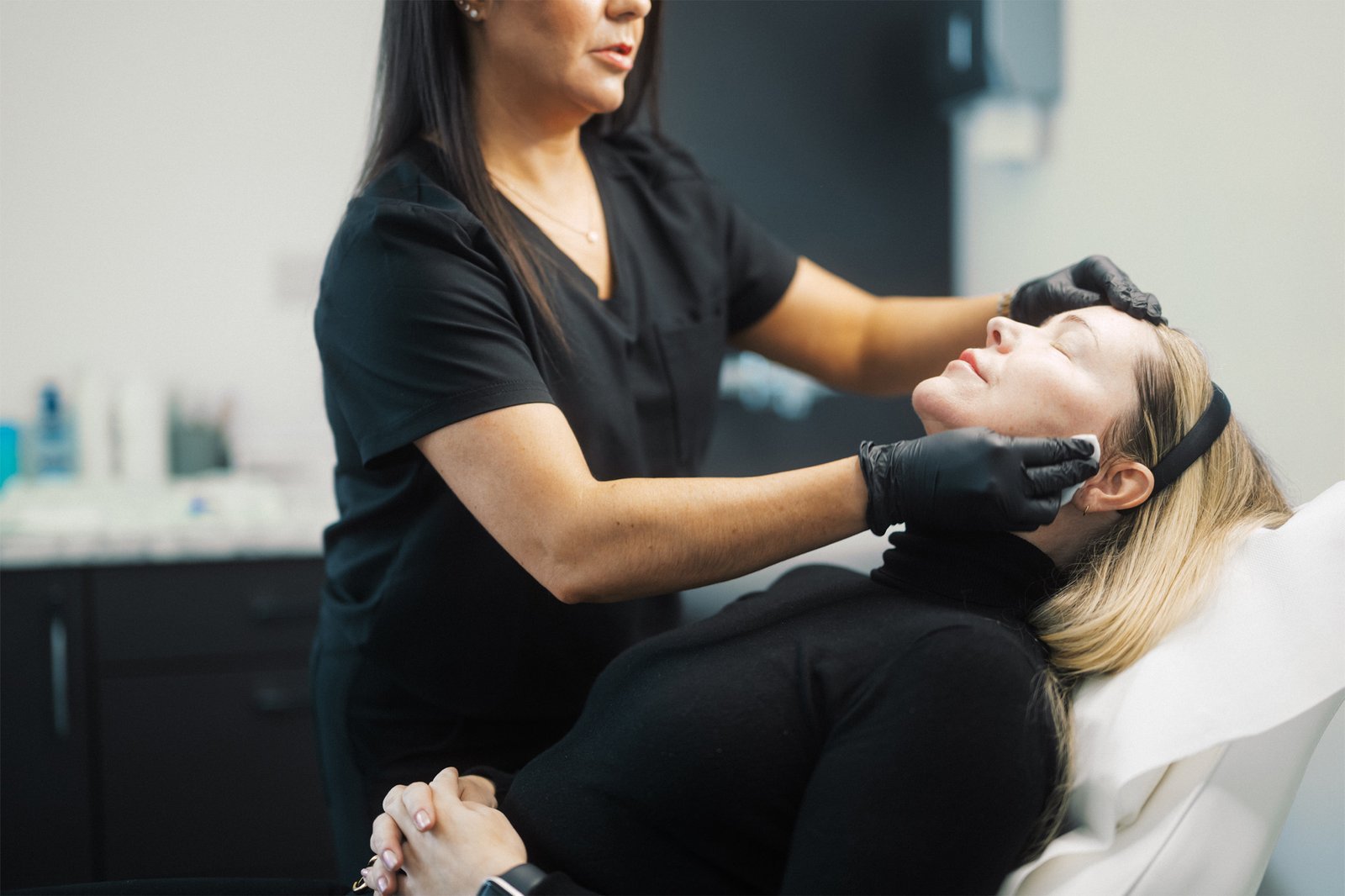 Dr Lauren teaching how to plan aesthetic treatments to students at the ATA.